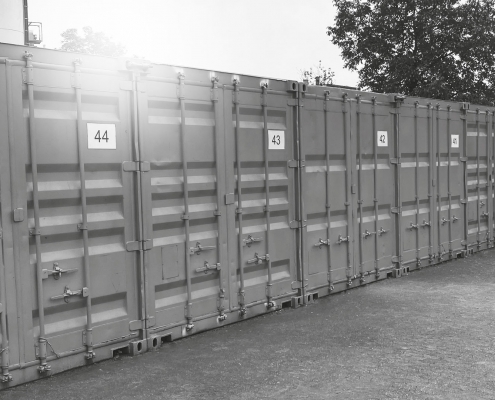 Lagercontainer in Reihe